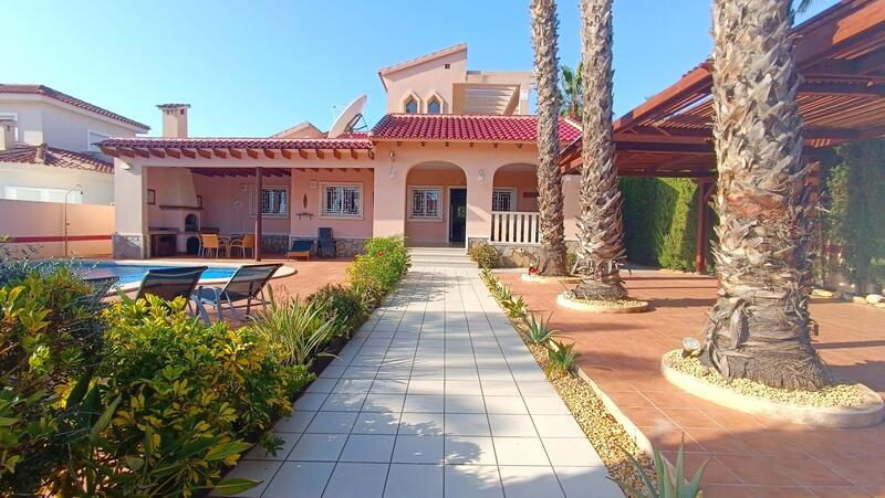 3 спальная комната вилла продается