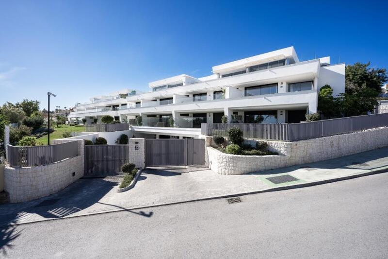 Apartment for sale in Nueva Andalucia, Málaga