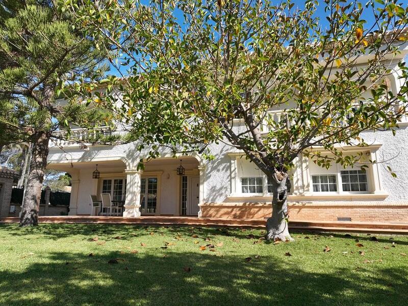 8 bedroom Villa for sale