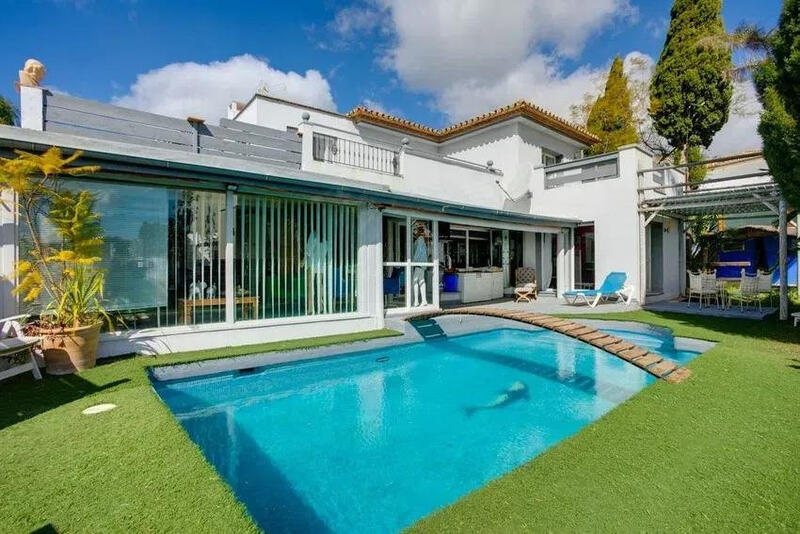 Villa for sale in Estepona, Málaga