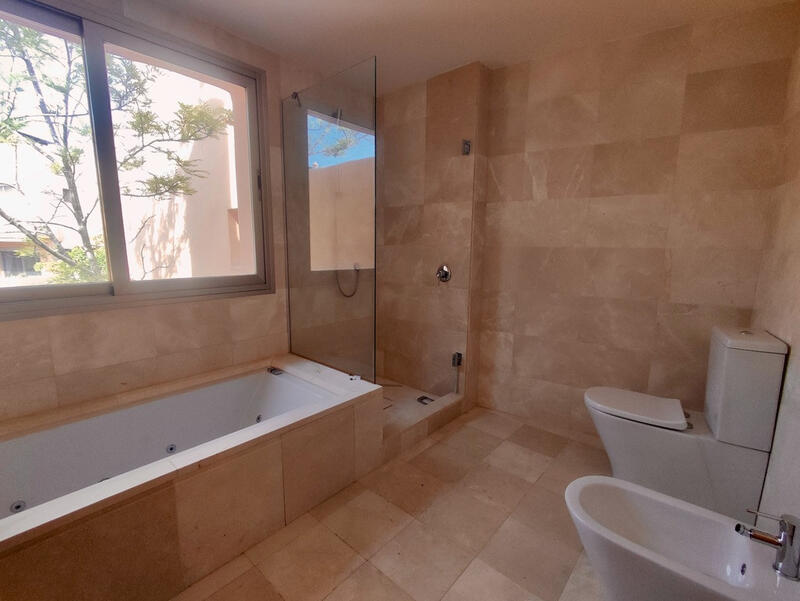 5 bedroom Townhouse for sale
