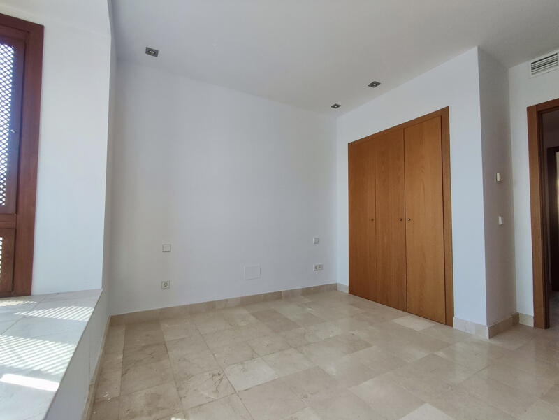 5 bedroom Townhouse for sale