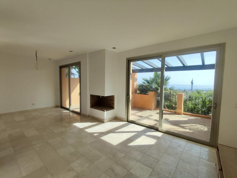 5 bedroom Townhouse for sale