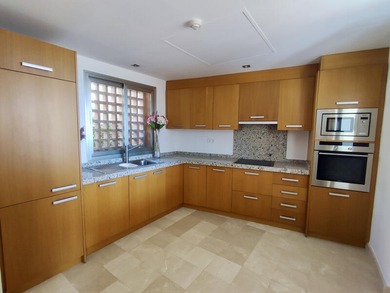 5 bedroom Townhouse for sale