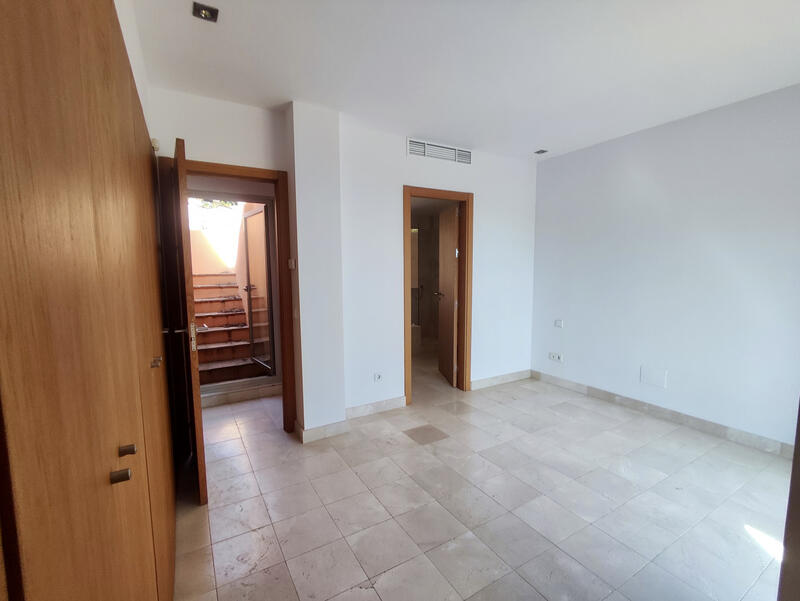 5 bedroom Townhouse for sale