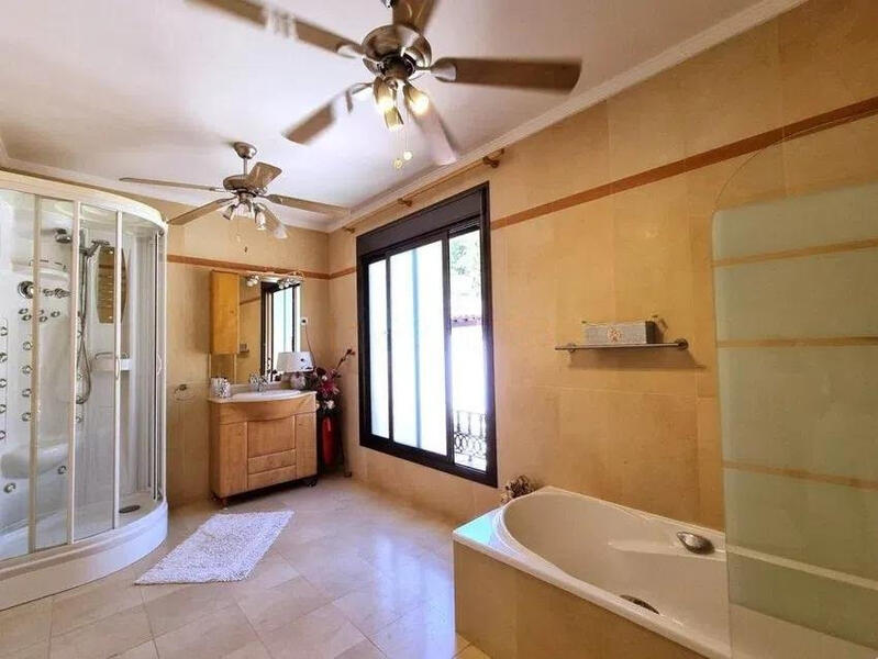 5 bedroom Villa for sale