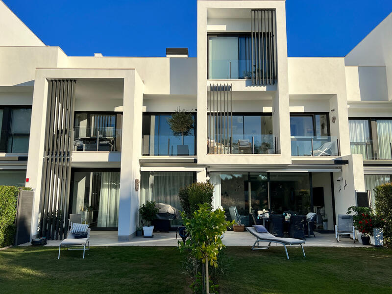 4 bedroom Townhouse for sale