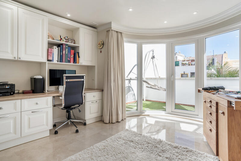4 bedroom Townhouse for sale