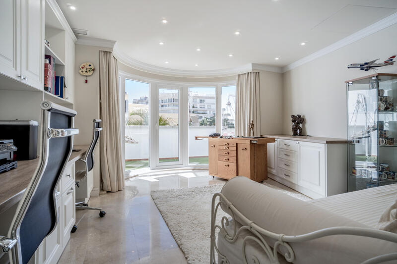 4 bedroom Townhouse for sale