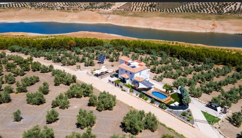 Landsted til salg i Iznajar, Córdoba