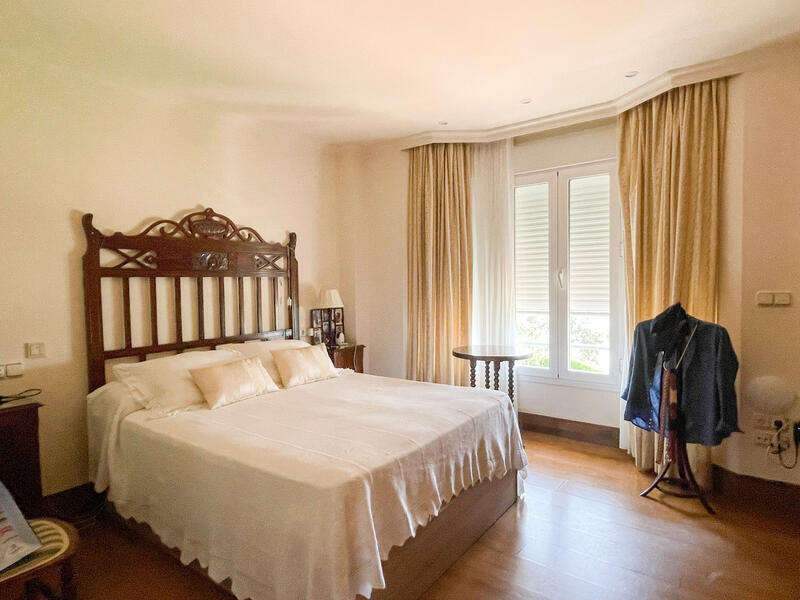 6 bedroom Villa for sale