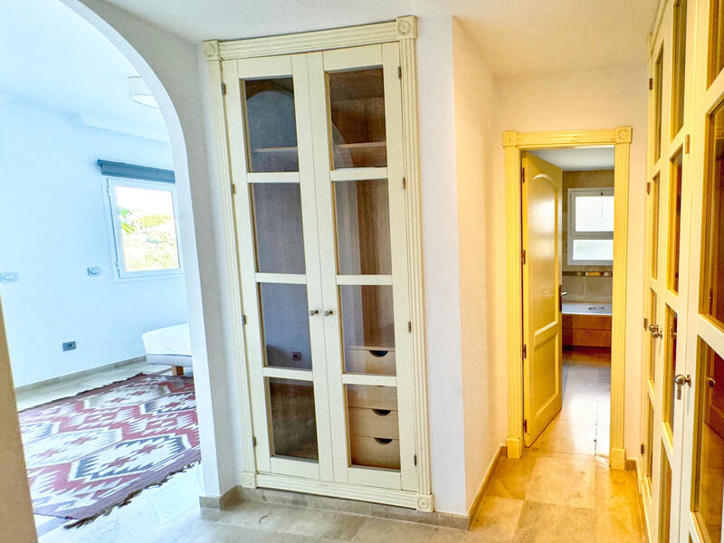 3 спальная комната квартира продается