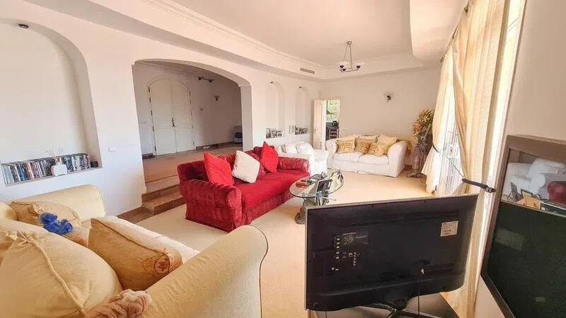 6 bedroom Villa for sale