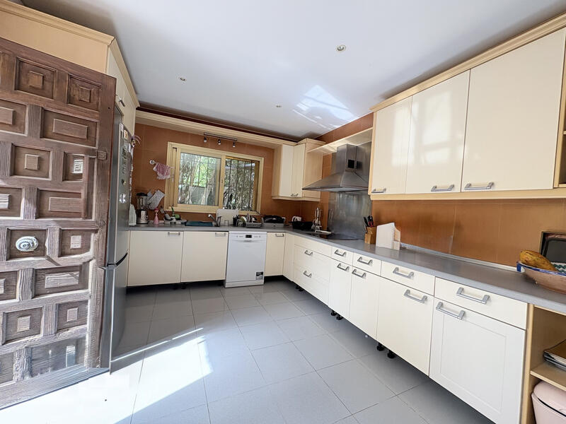 9 bedroom Villa for sale