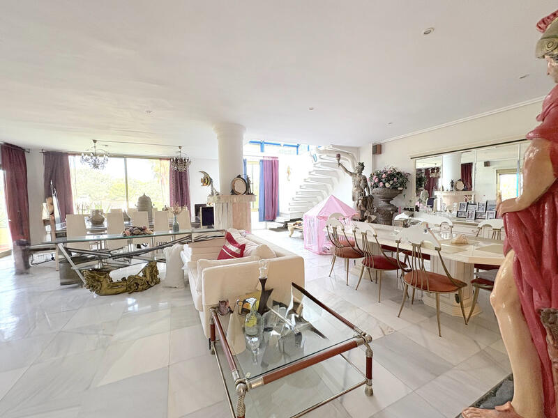 9 bedroom Villa for sale