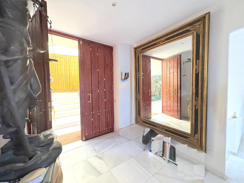 9 bedroom Villa for sale
