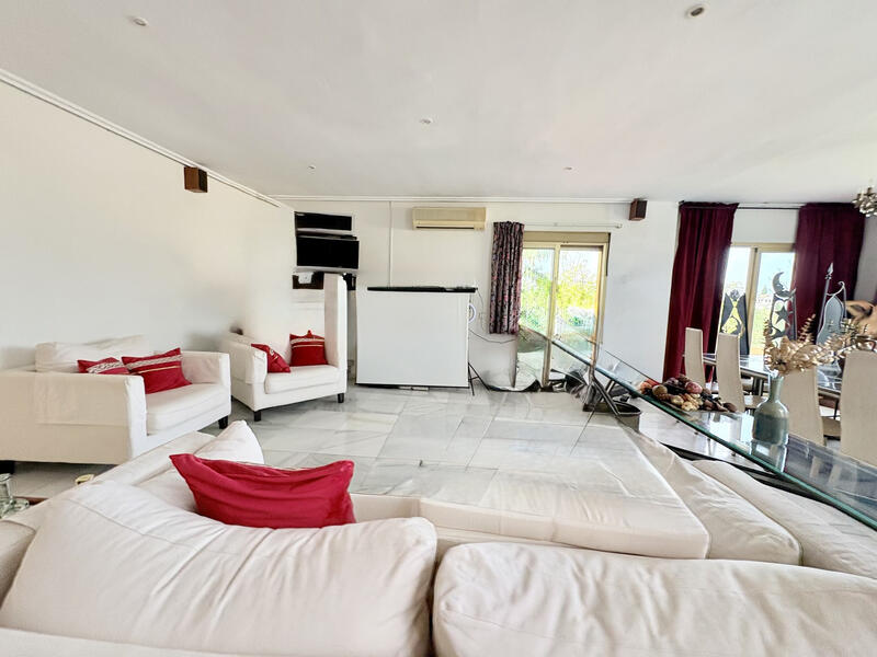 9 bedroom Villa for sale