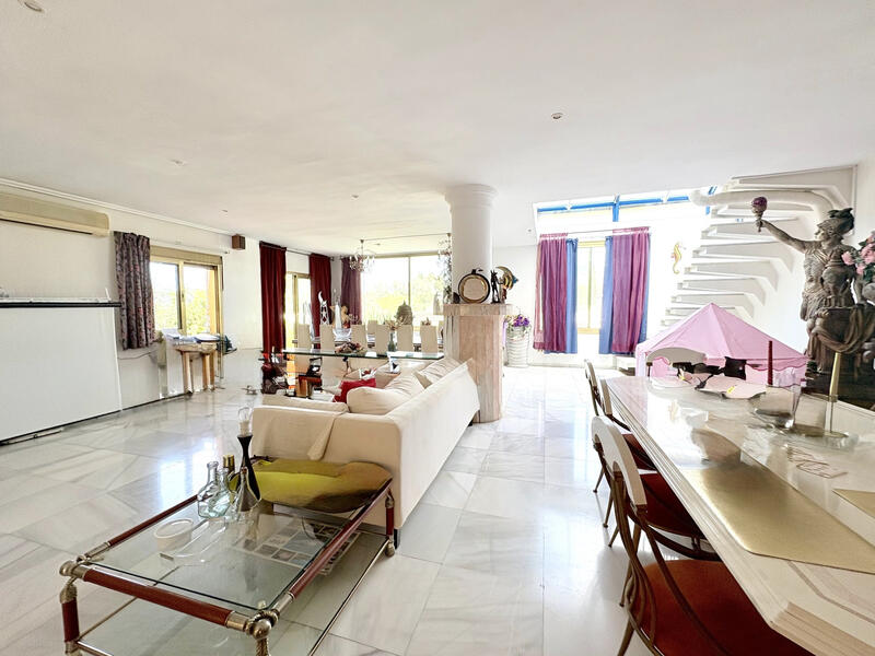 9 bedroom Villa for sale