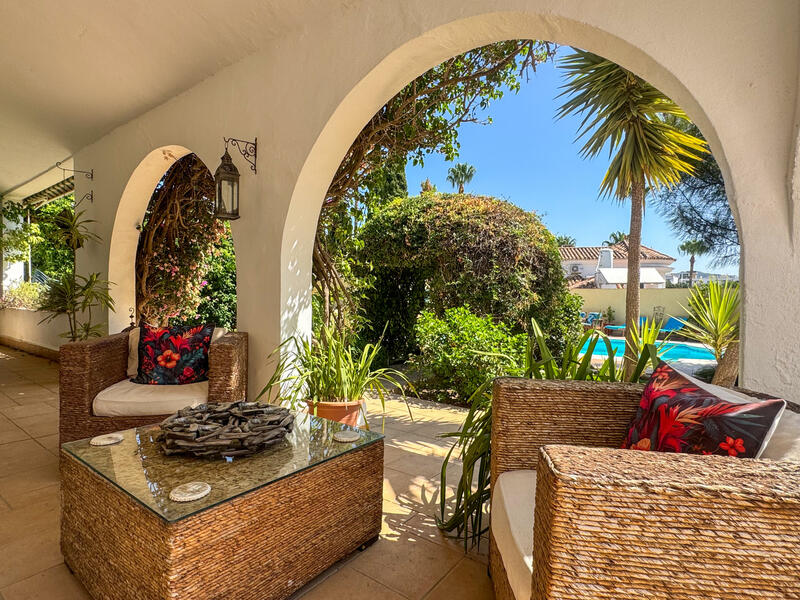 Villa for sale in Estepona, Málaga