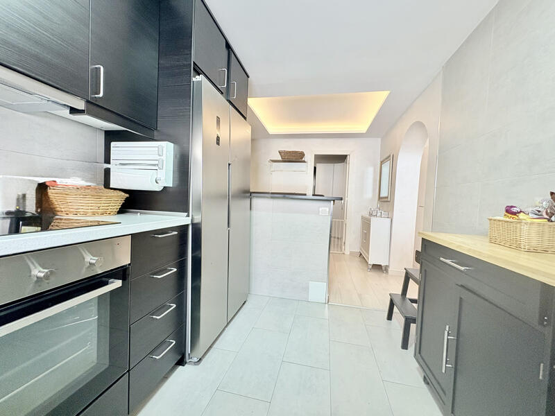6 bedroom Townhouse for sale
