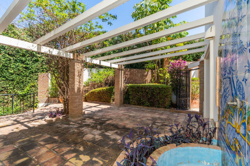 6 bedroom Villa for sale