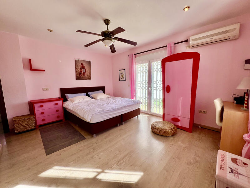 5 спальная комната Деревенский Дом продается