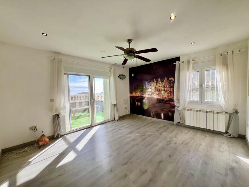 5 спальная комната Деревенский Дом продается