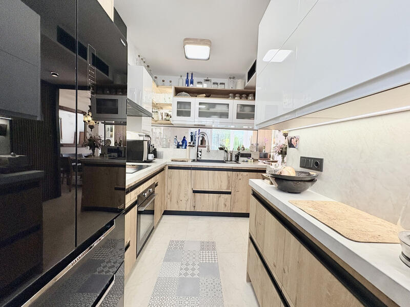 4 bedroom Townhouse for sale