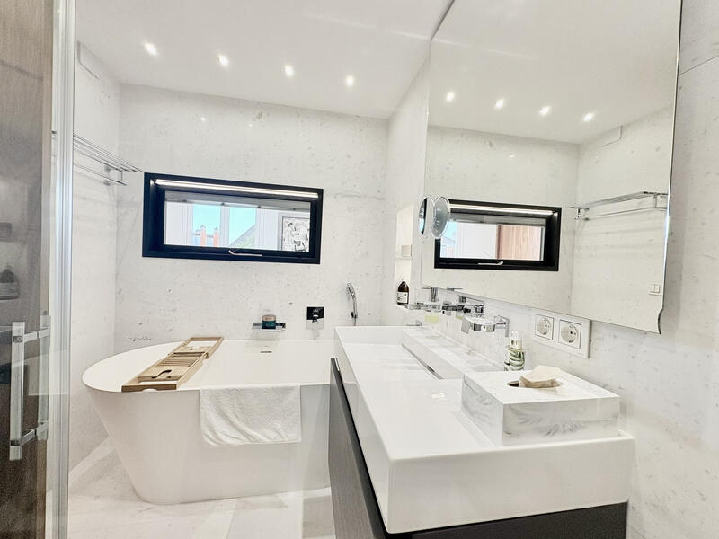 4 bedroom Townhouse for sale