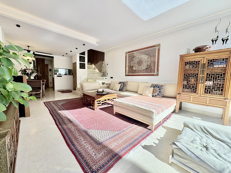 4 bedroom Townhouse for sale