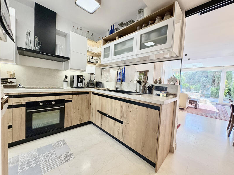 4 bedroom Townhouse for sale