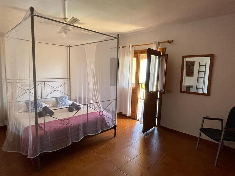 6 спальная комната Дом в пещере продается