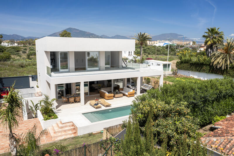 Villa for sale in San Pedro de Alcantara, Málaga
