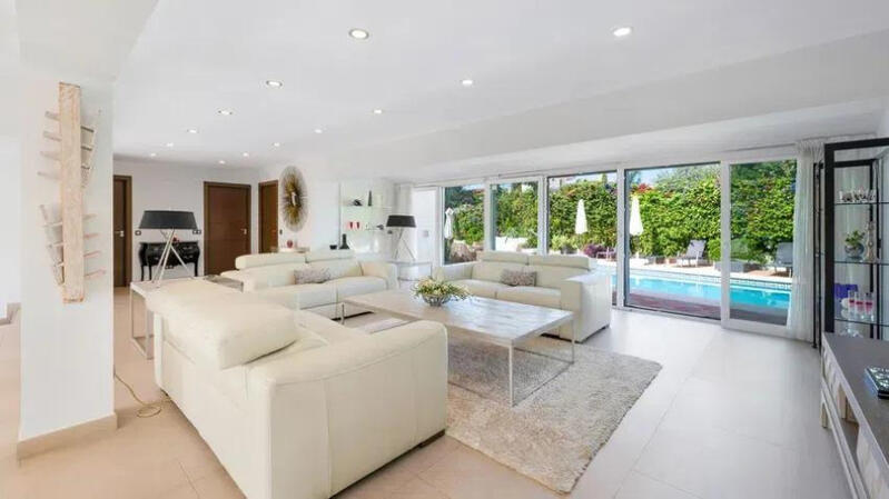 Villa for sale in San Pedro de Alcantara, Málaga