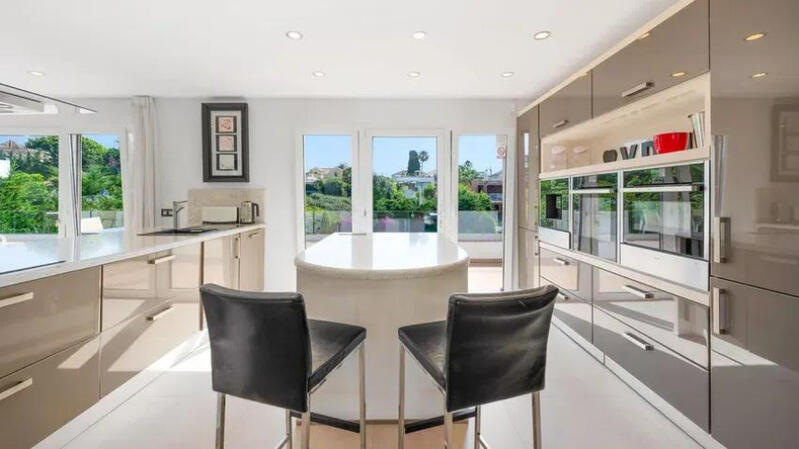 8 bedroom Villa for sale