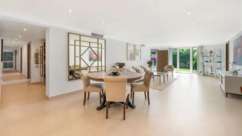 8 bedroom Villa for sale