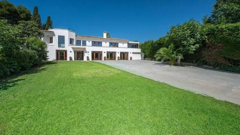 8 bedroom Villa for sale