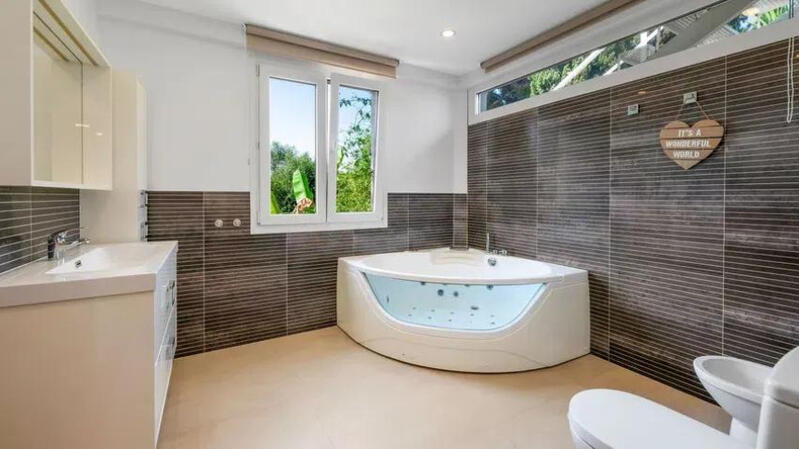 8 bedroom Villa for sale