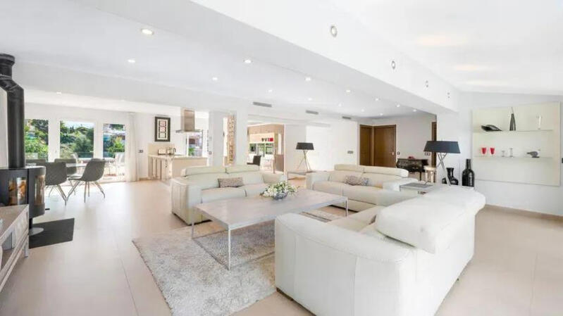 8 bedroom Villa for sale