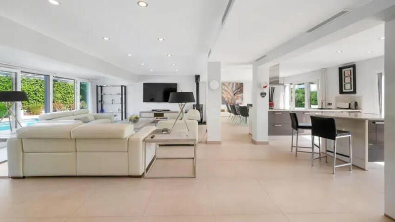 8 bedroom Villa for sale