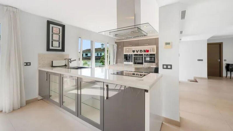 8 bedroom Villa for sale