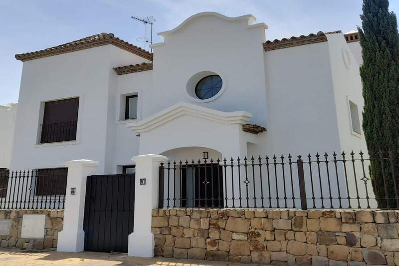 Villa zu verkaufen in Estepona, Málaga