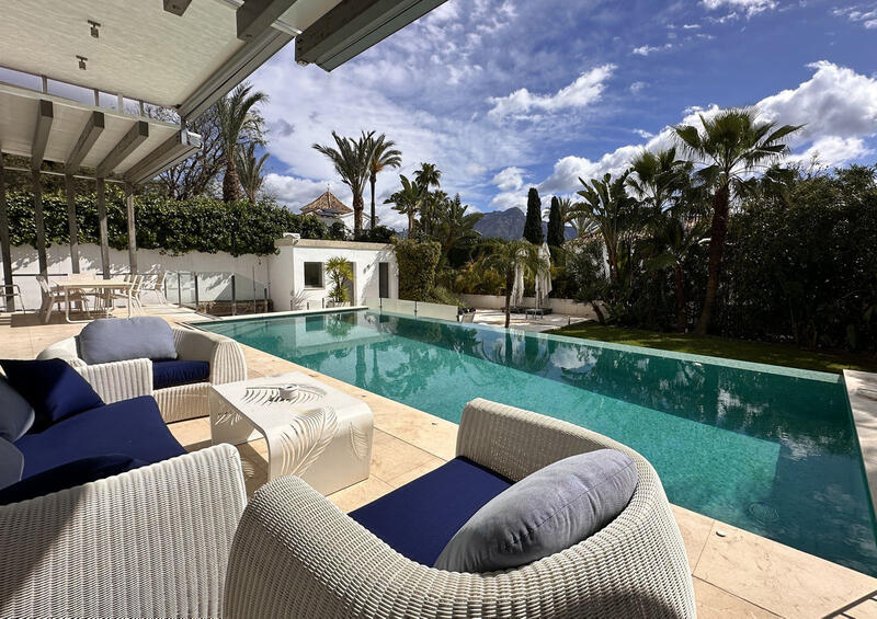 Villa for sale in Benahavis, Málaga