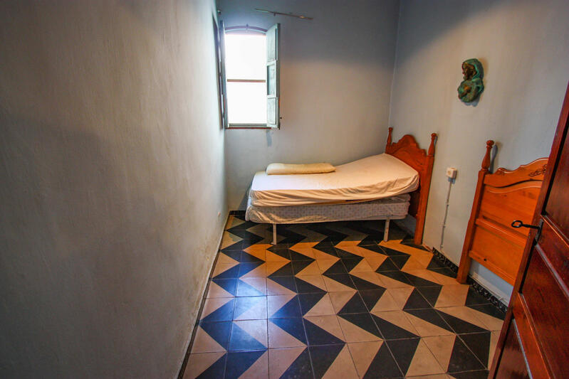 8 спальная комната городская тюрьма продается