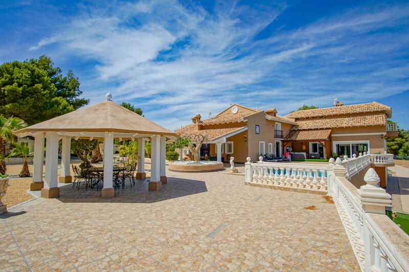 Villa for sale in La Nucia, Alicante