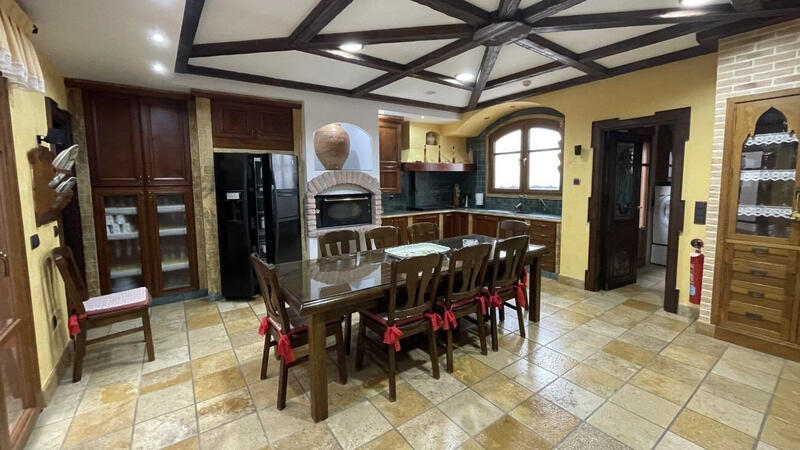 4 slaapkamer Gezinswoning Te koop