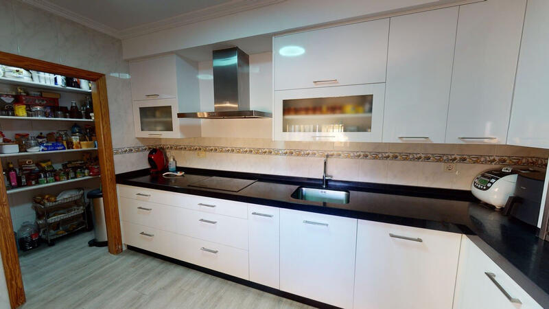 6 bedroom Villa for sale