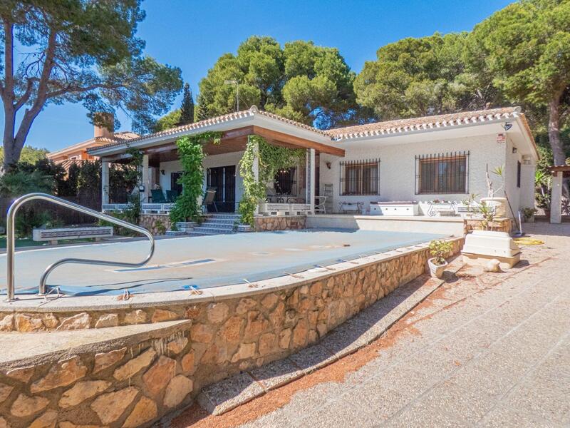 Villa for sale in Dehesa de Campoamor, Alicante
