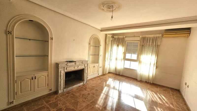 5 bedroom Apartment for sale