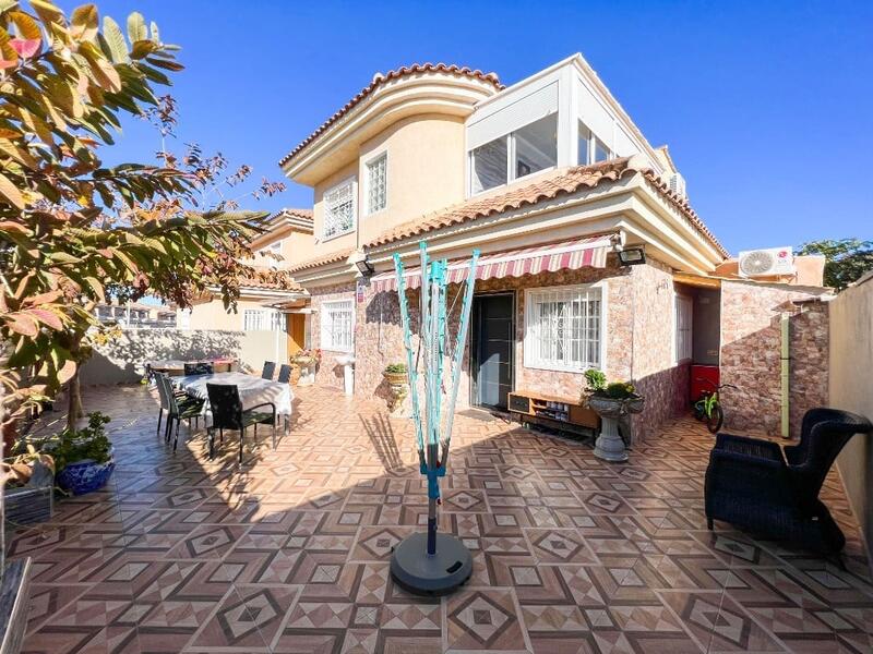 Villa til salg i Punta Prima, Alicante